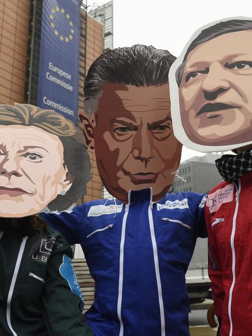 Mitglieder von Transparency International tragen Masken der früheren EU-Kommissare Viviane Reding und Karel De Gucht sowie von Ex-Kommissionspräsident José Manuel Barroso.