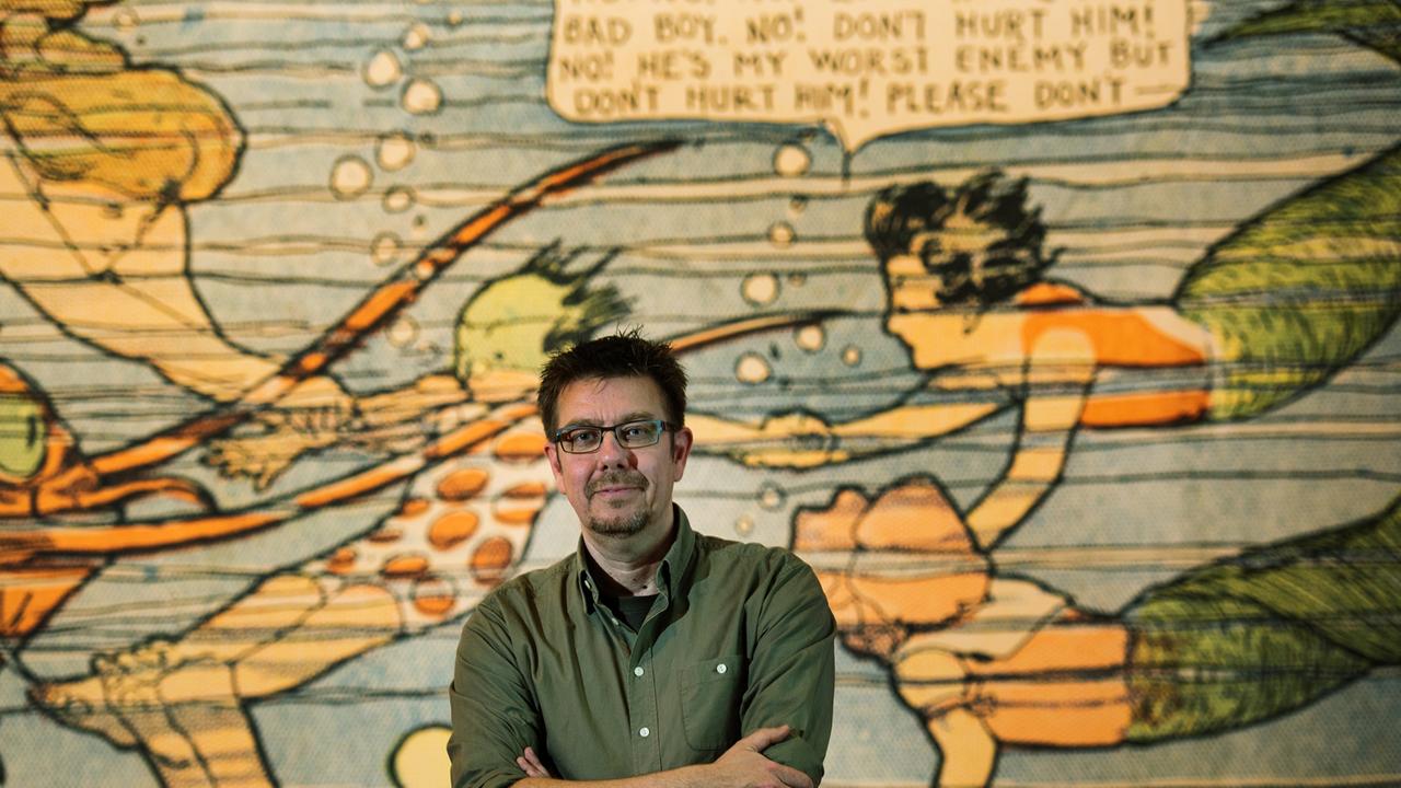 Der Kurator der Ausstellung "Pioniere des Comics", Alexander Braun, posiert in der Frankfurter Schirn Kunsthalle vor einem überdimensionalen Comic des US-amerikanischen Karikaturisten und Comiczeichners Winsor McCay. Der Kurator der Ausstellung "Pioniere des Comics", Alexander Braun, posiert in der Frankfurter Schirn Kunsthalle vor einem überdimensionalen Comic des US-amerikanischen Karikaturisten und Comiczeichners Winsor McCay.