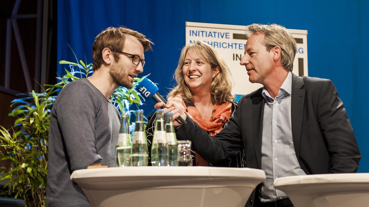 DLF-Sportjournalist Philipp May, die Leiterin der Sportredaktion Astrid Rawohl und Nachrichtenchef Marco Bertolaso (v.l.n.r.) DLF-Sportjournalist Philipp May, die Leiterin der Sportredaktion Astrid Rawohl und Nachrichtenchef Marco Bertolaso (v.l.n.r.)