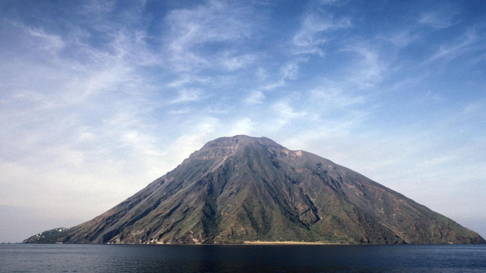 Blick vom Meer auf die italienische Vulkaninsel Stromboli, die zu den Liparischen Inseln gehört. (Undatierte, neuere Aufnahme). Foto: Hinrich Bäsemann +++(c) dpa - Report+++ | Verwendung weltweit Blick vom Meer auf die italienische Vulkaninsel Stromboli, die zu den Liparischen Inseln gehört. (Undatierte, neuere Aufnahme). Foto: Hinrich Bäsemann +++(c) dpa - Report+++ | Verwendung weltweit