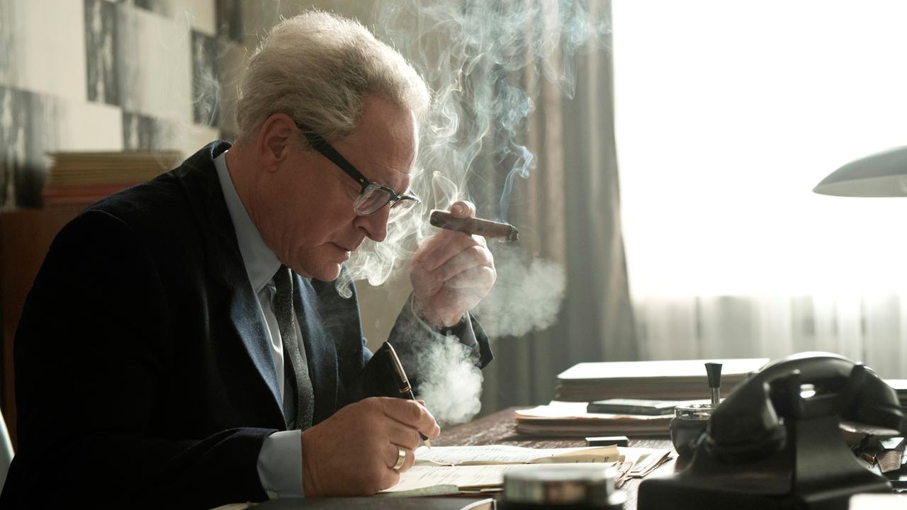 Burghart Klaußner als Fritz Bauer in einer Szene des Kinofilms "Der Staat gegen Fritz Bauer" - links an der Wand: eine Tapete, die Le Corbusier geschaffen hat Burghart Klaußner als Fritz Bauer in einer Szene des Kinofilms "Der Staat gegen Fritz Bauer" - links an der Wand: eine Tapete, die Le Corbusier geschaffen hat
