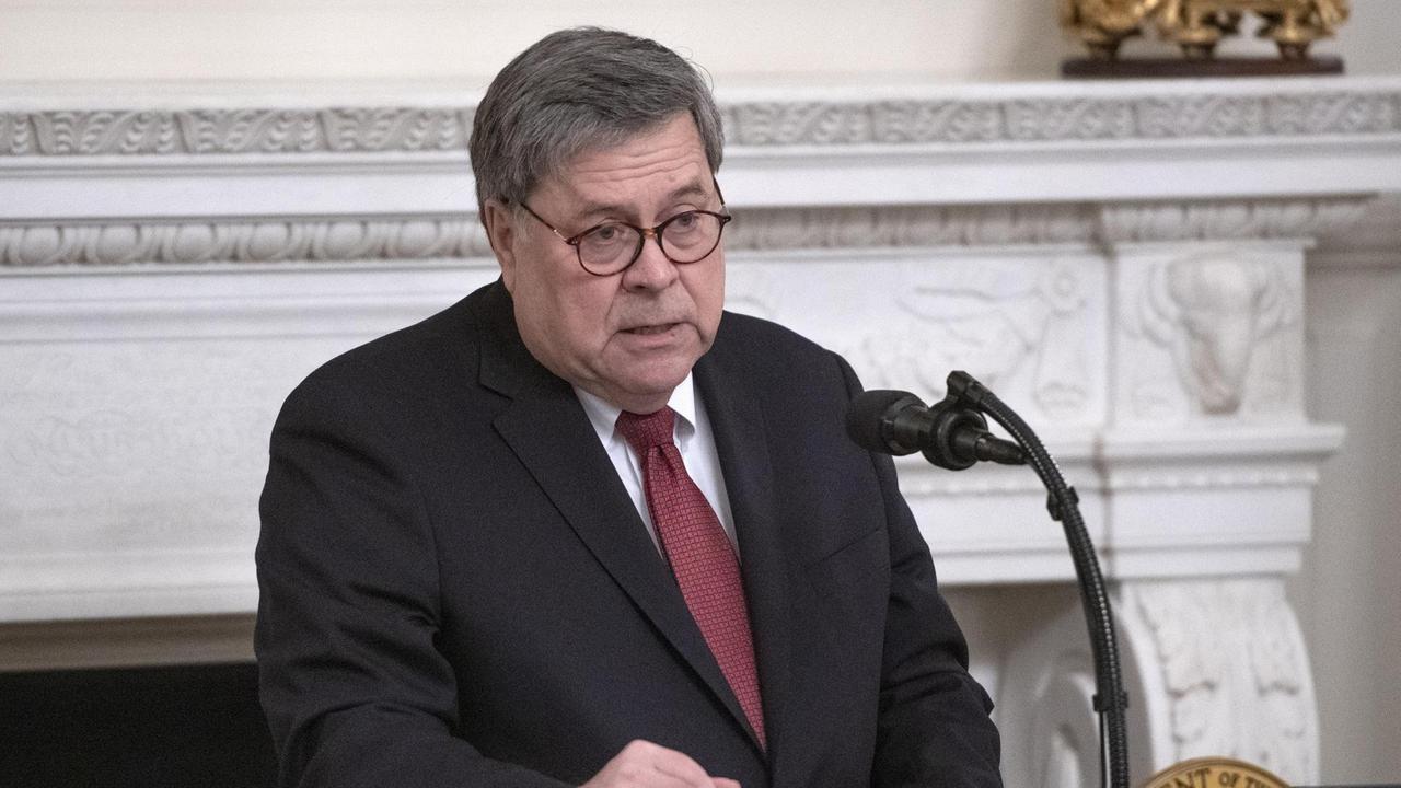 US-Justizminister William P. Barr steht an einem Pult vor einem Kamin. US-Justizminister William P. Barr steht an einem Pult vor einem Kamin.