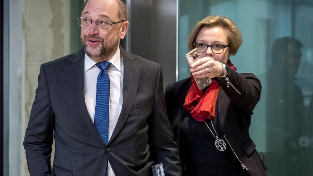 Der SPD-Bundesvorsitzende Martin Schulz, kommt in Begleitung einer Mitarbeiterin im Bundestag am Büro der SPD-Fraktion an. Der SPD-Bundesvorsitzende Martin Schulz, kommt in Begleitung einer Mitarbeiterin im Bundestag am Büro der SPD-Fraktion an.