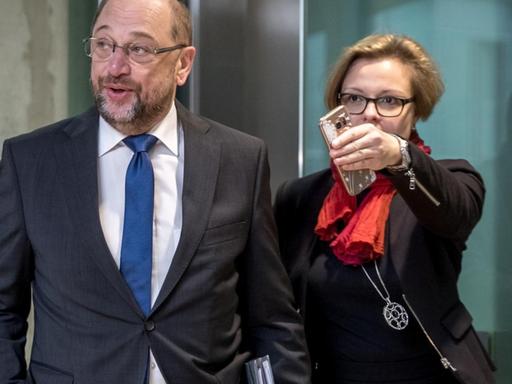 Der SPD-Bundesvorsitzende Martin Schulz, kommt in Begleitung einer Mitarbeiterin im Bundestag am Büro der SPD-Fraktion an.