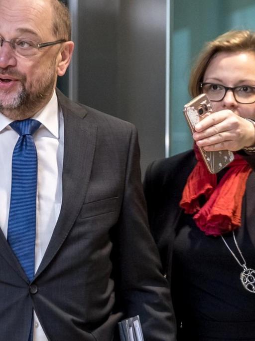 Der SPD-Bundesvorsitzende Martin Schulz, kommt in Begleitung einer Mitarbeiterin im Bundestag am Büro der SPD-Fraktion an.