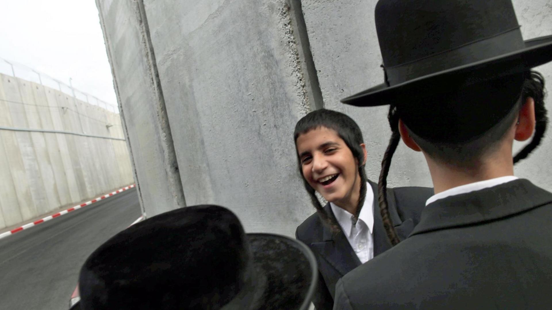 Ultraorthodoxe junge Juden an Rachels Grab in Bethlehem.