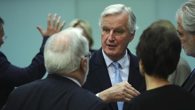 Michel Barnier (M), EU-Unterhändler, spricht in Brüssel, Belgien