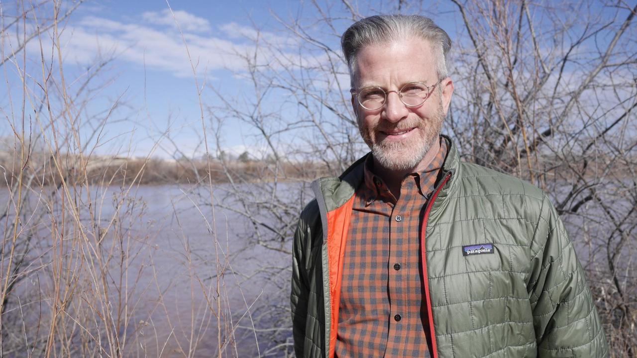 Adrian Oglesby steht am Ufer des Rio Grande Adrian Oglesby steht am Ufer des Rio Grande
