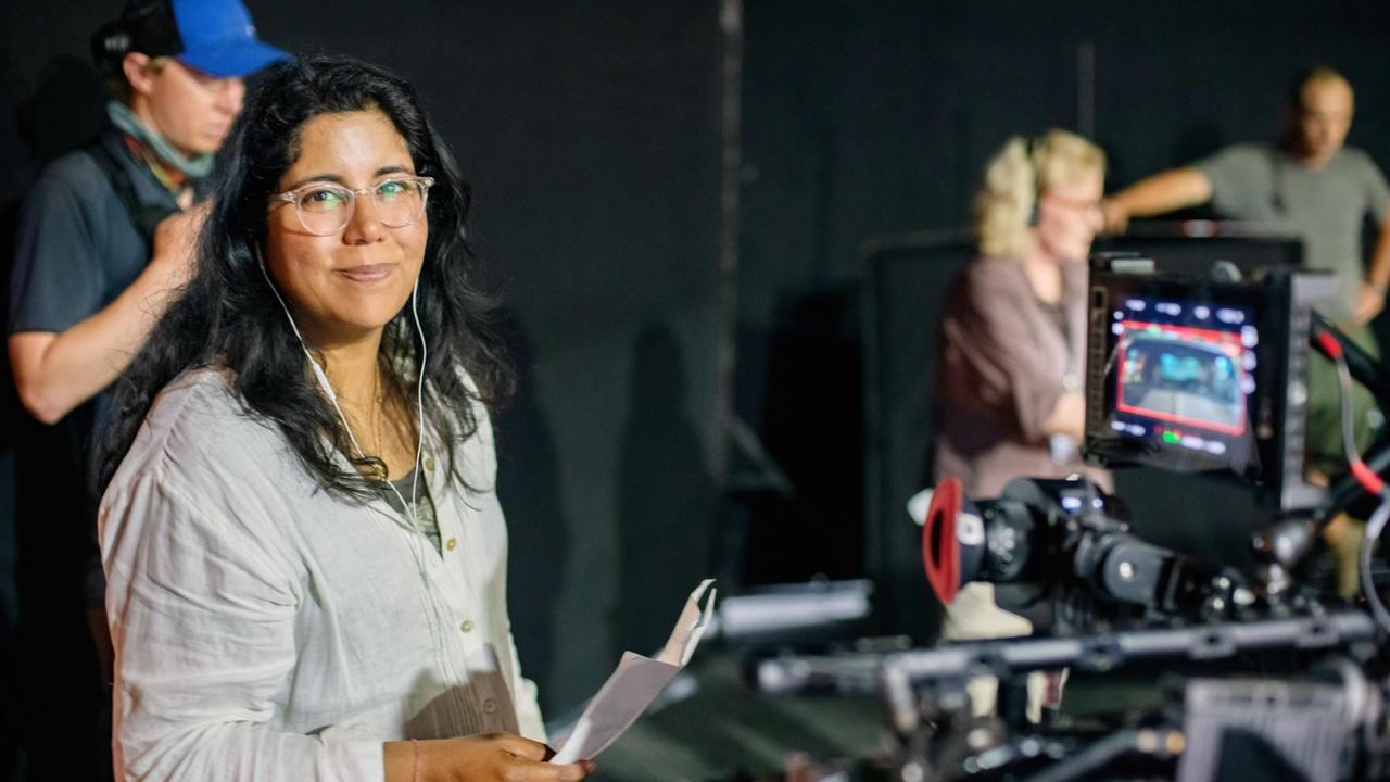 Die Regisseurin Nisha Ganatra am Set von "The High Note" Die Regisseurin Nisha Ganatra am Set von "The High Note"