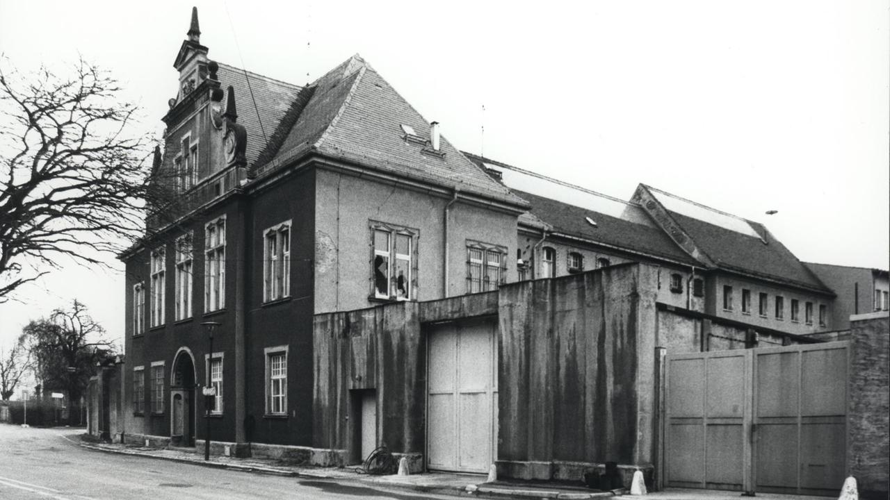 Schwarzweißfoto eines Verwaltungsgebäudes mit Schleusentor. Schwarzweißfoto eines Verwaltungsgebäudes mit Schleusentor.