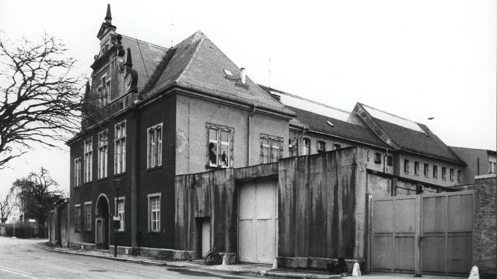 Schwarzweißfoto eines Verwaltungsgebäudes mit Schleusentor.