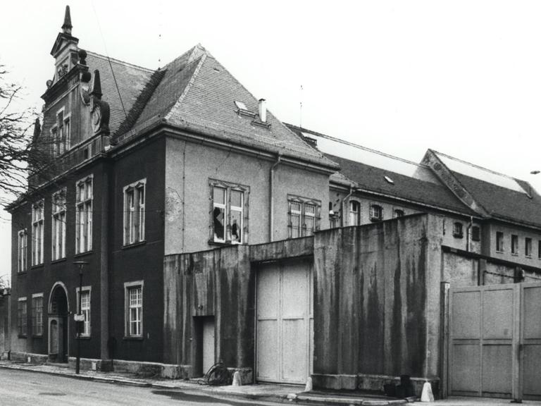 Schwarzweißfoto eines Verwaltungsgebäudes mit Schleusentor.