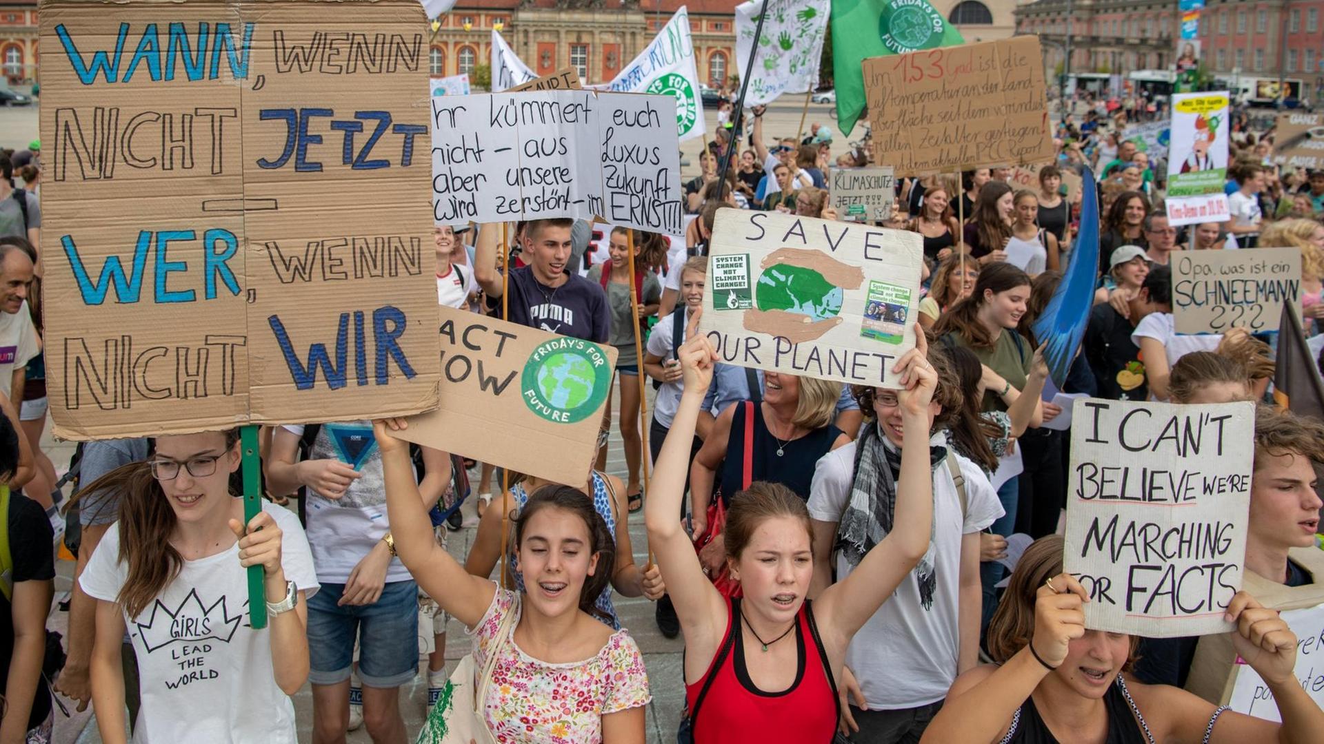 Zahlreiche Schüler stehen bei der Klimademonstration "Fridays for Future" im Lustgarten in Potsdam und halten unter anderem Plakate mit der Aufschrift "Wann wenn nicht jetzt - wer wenn nicht wir". Zahlreiche Schüler stehen bei der Klimademonstration "Fridays for Future" im Lustgarten in Potsdam und halten unter anderem Plakate mit der Aufschrift "Wann wenn nicht jetzt - wer wenn nicht wir".