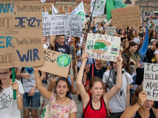 Zahlreiche Schüler stehen bei der Klimademonstration "Fridays for Future" im Lustgarten in Potsdam und halten unter anderem Plakate mit der Aufschrift "Wann wenn nicht jetzt - wer wenn nicht wir".