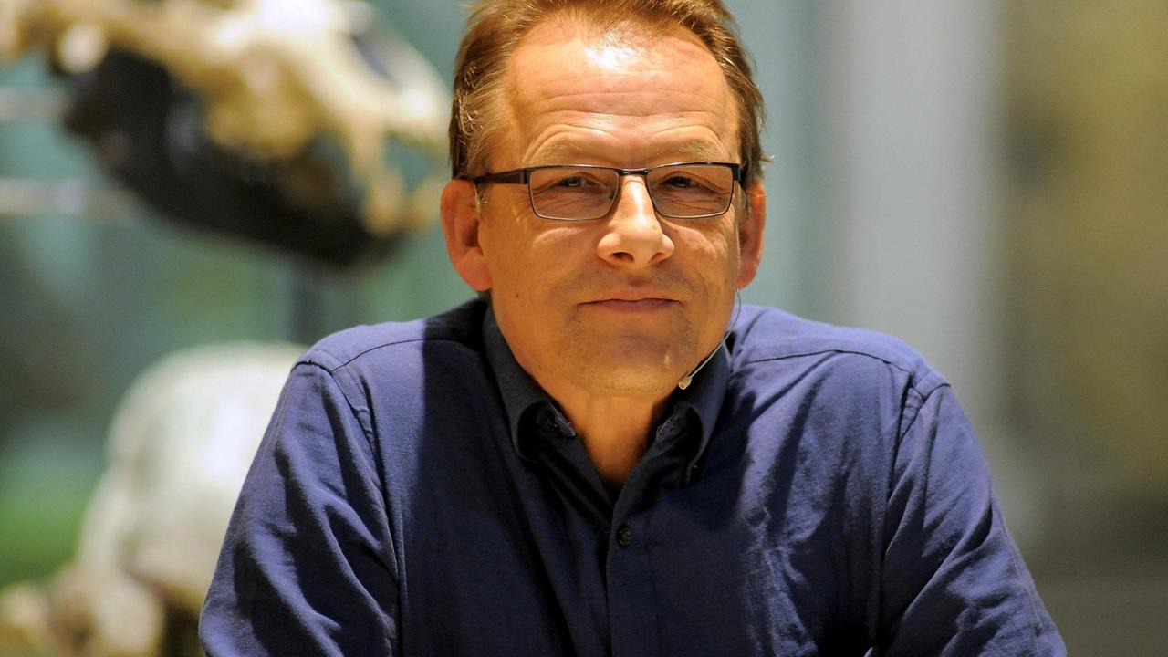 Zu sehen ist der Autor Bernhard Kegel, der in die Kamera blickt. Er trägt ein dunkelblaues Hemd. Zu sehen ist der Autor Bernhard Kegel, der in die Kamera blickt. Er trägt ein dunkelblaues Hemd.