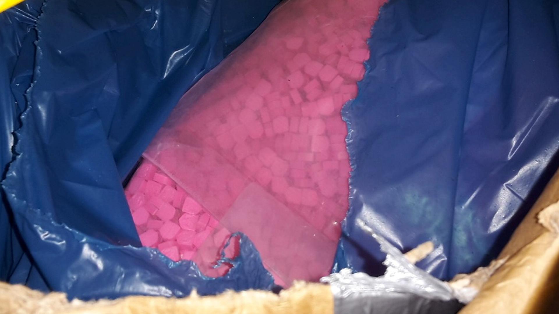 Beschlagnahmtes Ecstasy in Regensburg (Bayern). Rund 250 Kilogramm Ecstasy-Tabletten hat der Zoll bei einer Kontrolle in Regensburg beschlagnahmt. Dabei handele es sich um die größte sichergestellte Menge Ecstasy des Zolls bundesweit. Beschlagnahmtes Ecstasy in Regensburg (Bayern). Rund 250 Kilogramm Ecstasy-Tabletten hat der Zoll bei einer Kontrolle in Regensburg beschlagnahmt. Dabei handele es sich um die größte sichergestellte Menge Ecstasy des Zolls bundesweit.