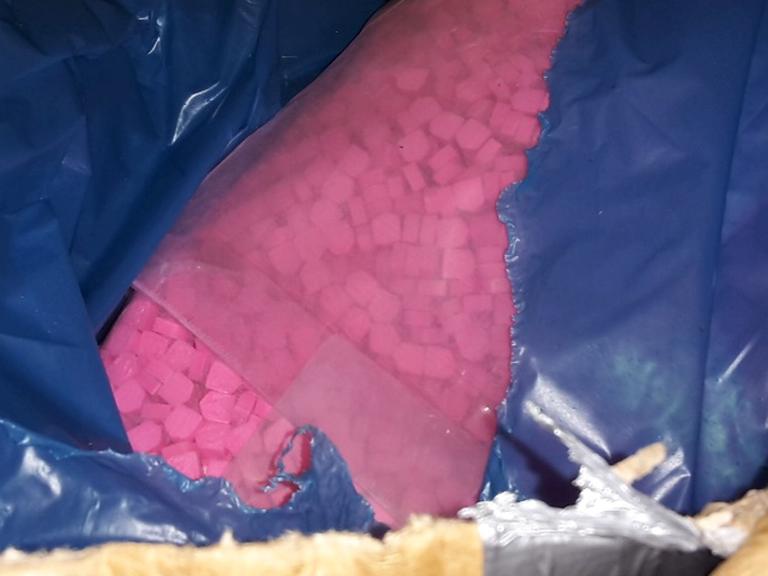 Beschlagnahmtes Ecstasy in Regensburg (Bayern). Rund 250 Kilogramm Ecstasy-Tabletten hat der Zoll bei einer Kontrolle in Regensburg beschlagnahmt. Dabei handele es sich um die größte sichergestellte Menge Ecstasy des Zolls bundesweit.