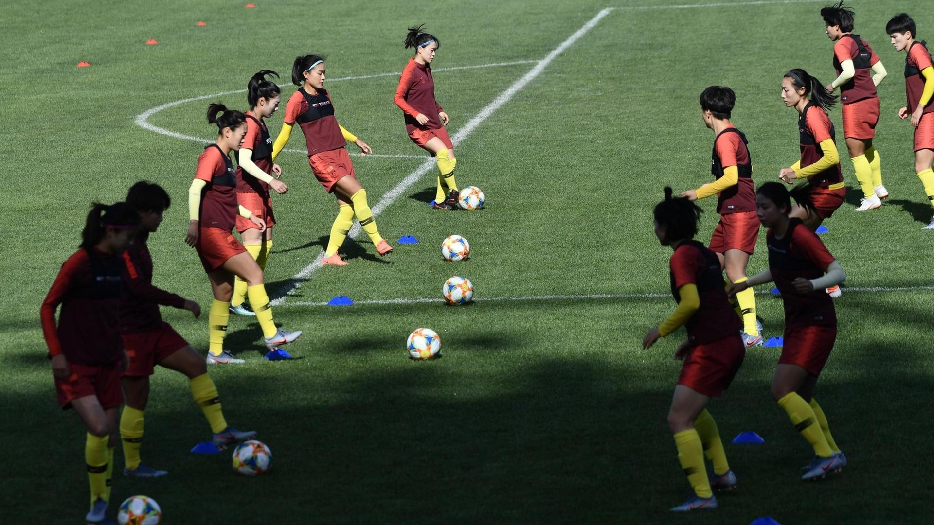 Spielerinnen der chinesischen Fußball-Nationalmannschaft während eines Trainings in Peking. Spielerinnen der chinesischen Fußball-Nationalmannschaft während eines Trainings in Peking.