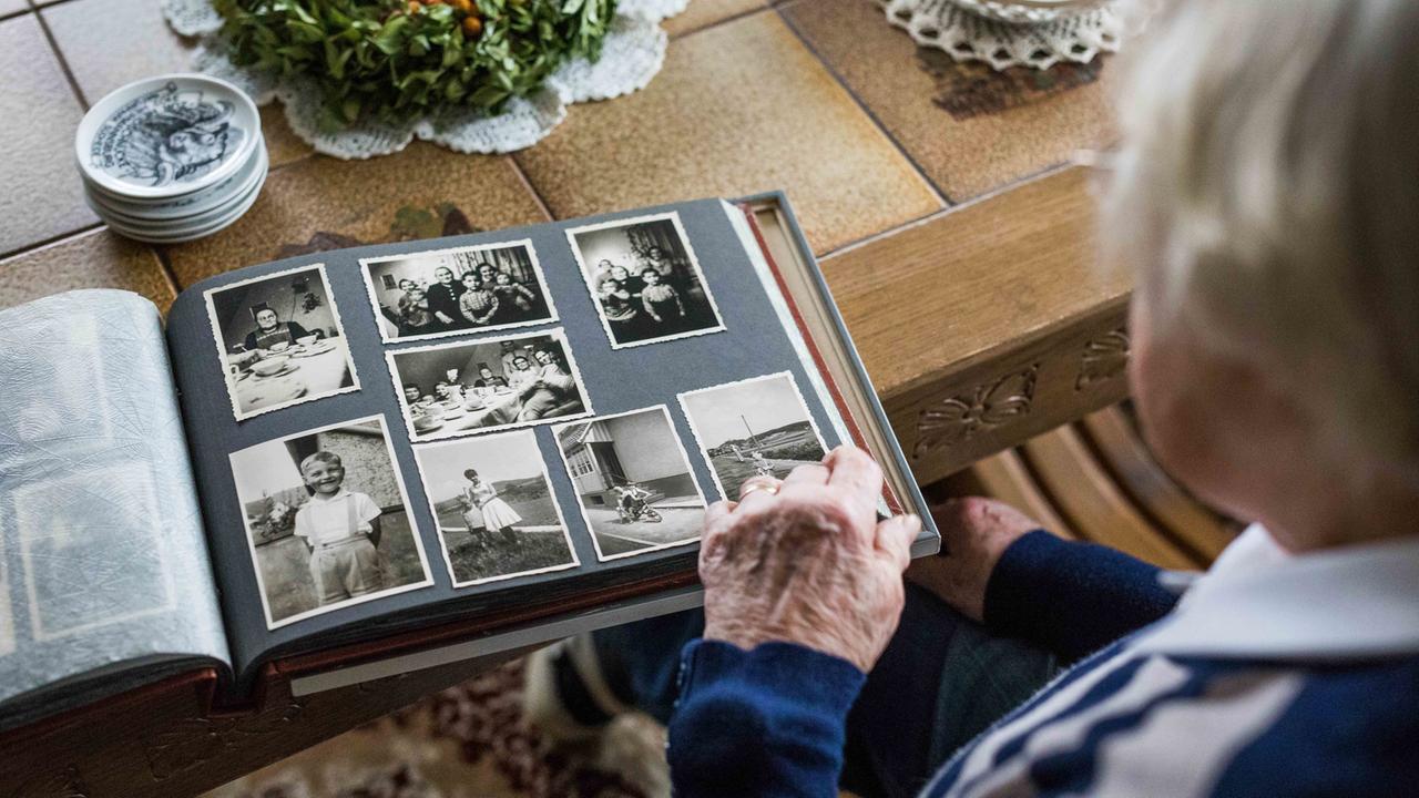 Ursula Steinmeier, Mutter von Frank-Walter Steinmeier, blättert in ihrem Wohnzimmer in Brakelsiek / Nordrhein-Westfalen in einem Fotoalbum. Ursula Steinmeier, Mutter von Frank-Walter Steinmeier, blättert in ihrem Wohnzimmer in Brakelsiek / Nordrhein-Westfalen in einem Fotoalbum.