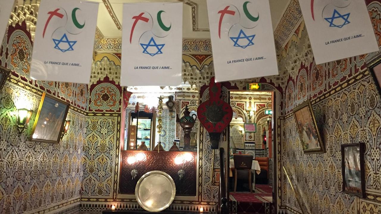 Fähnchen mit christlichen, muslimischen und jüdischen Symbolen hängen in einem Restaurant Fähnchen mit christlichen, muslimischen und jüdischen Symbolen hängen in einem Restaurant