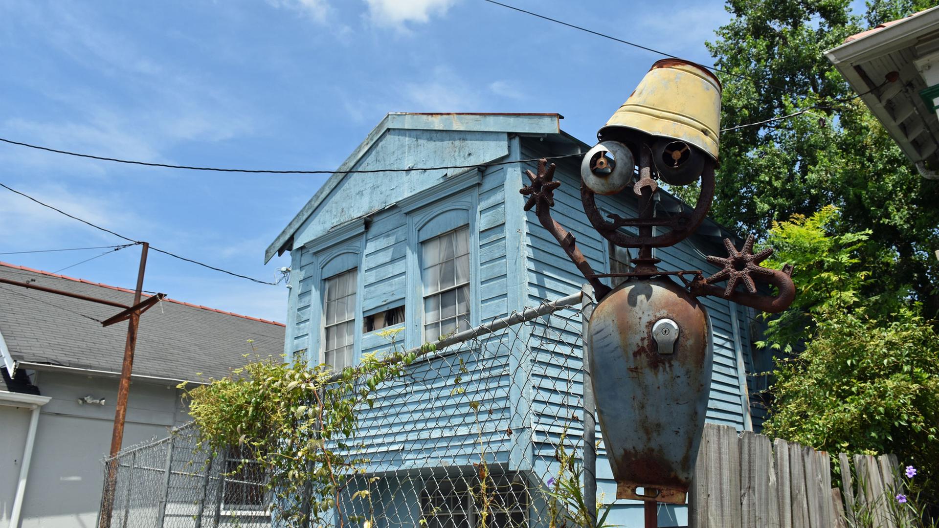 Das Bild zeigt eine Figur, die ein Anwohner im Ninth Ward von New Orleans nach dem Hurrikan «Katrina» aus Schrott gebaut hat. Der Ninth Ward, das ärmste Viertel der Stadt, war am stärksten von «Katrina» im August 2005 betroffen. Das Bild zeigt eine Figur, die ein Anwohner im Ninth Ward von New Orleans nach dem Hurrikan «Katrina» aus Schrott gebaut hat. Der Ninth Ward, das ärmste Viertel der Stadt, war am stärksten von «Katrina» im August 2005 betroffen.
