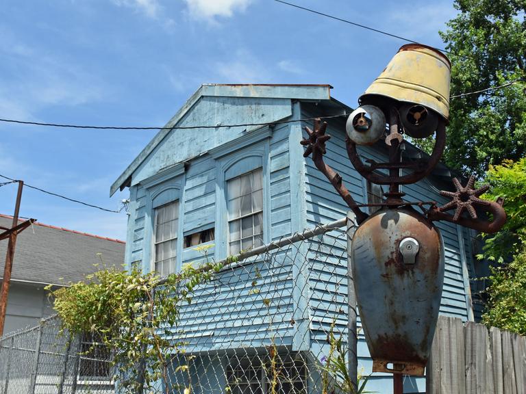 Das Bild zeigt eine Figur, die ein Anwohner im Ninth Ward von New Orleans nach dem Hurrikan «Katrina» aus Schrott gebaut hat. Der Ninth Ward, das ärmste Viertel der Stadt, war am stärksten von «Katrina» im August 2005 betroffen.