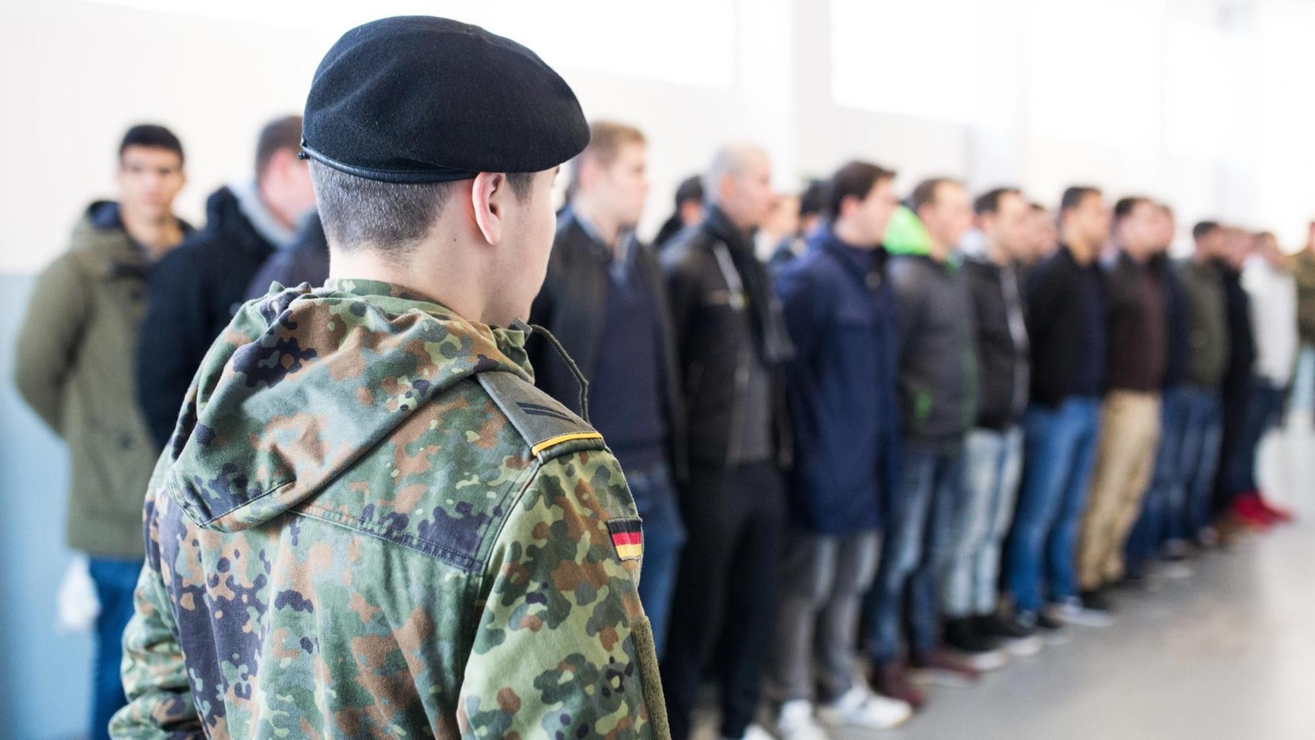 Bei der Bundeswehr gibt es immer mehr Minderjährige. Kritiker sprechen von "Kindersoldaten" Bei der Bundeswehr gibt es immer mehr Minderjährige. Kritiker sprechen von "Kindersoldaten"