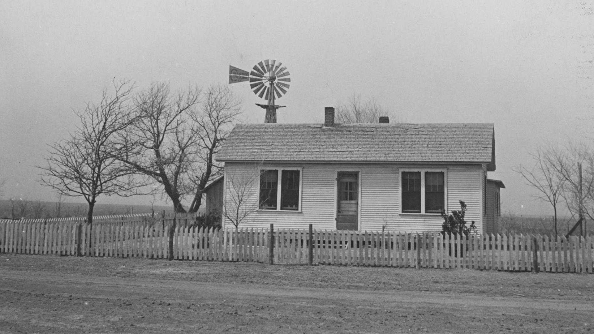 Schwarz-Weiß-Foto einer Farm in Kansas Schwarz-Weiß-Foto einer Farm in Kansas