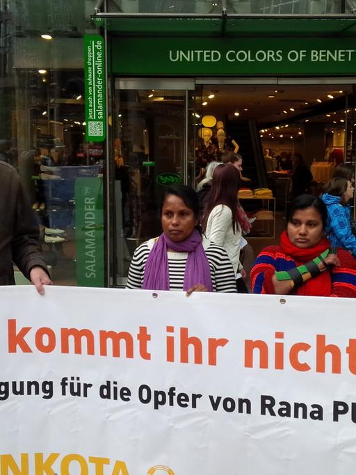"So billig kommt ihr nicht davon!" - Demonstranten fordern Entschädigung für die Opfer von Rana Plaza