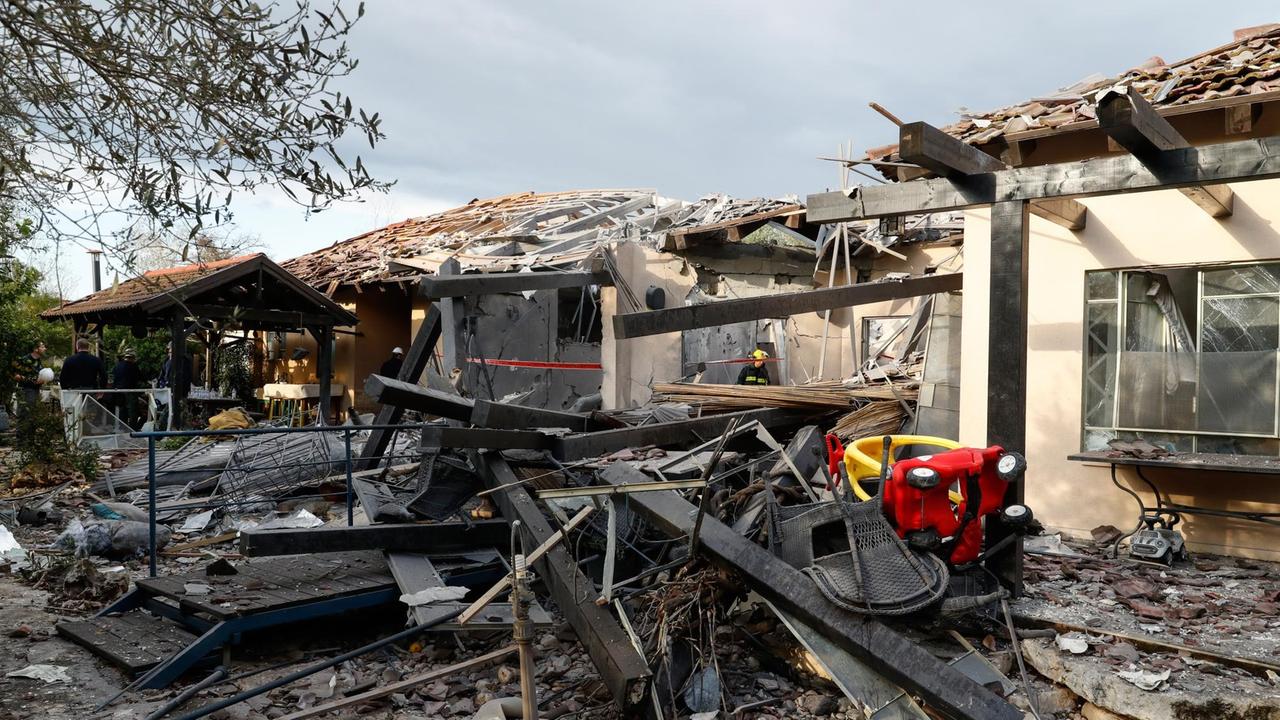 Durch den Raketeneinschlag in Mishmeret wurde ein Haus zerstört, mehrere Bewohner wurden verletzt. Teile eines Hauses sind zerstört. Davor liegen Trümmer und Reste einer Kinderschaukel. Durch den Raketeneinschlag in Mishmeret wurde ein Haus zerstört, mehrere Bewohner wurden verletzt. Teile eines Hauses sind zerstört. Davor liegen Trümmer und Reste einer Kinderschaukel.