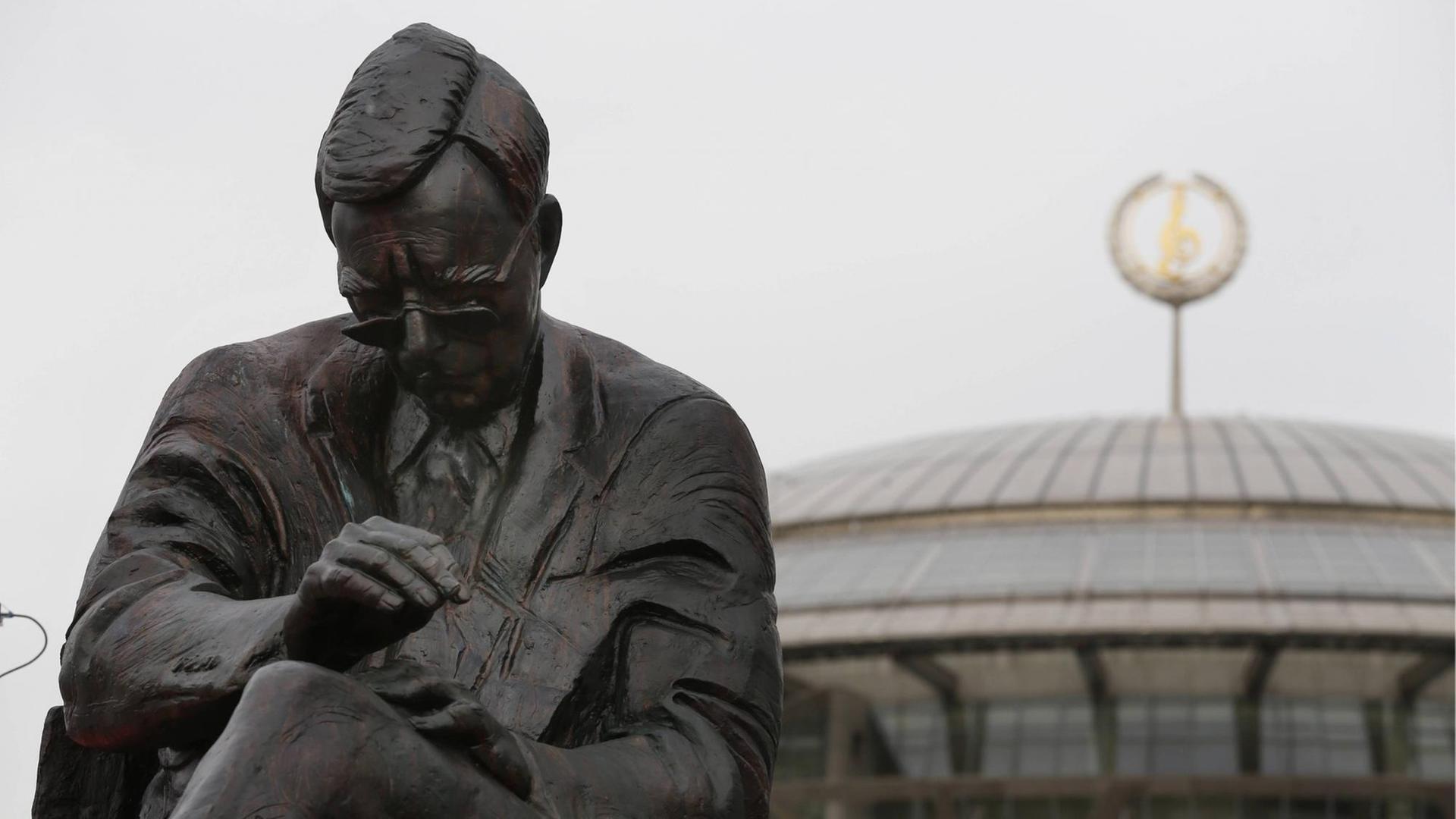 Das Denkmal des russischen Komponisten und Pianisten Dmitri Schostakowitsch in Moskau.
