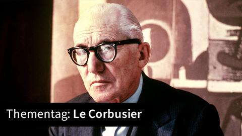 Der französisch-schweizerische Architekt und Städteplaner Le Corbusier in seinem Büro in der Rue de Sevres in Paris