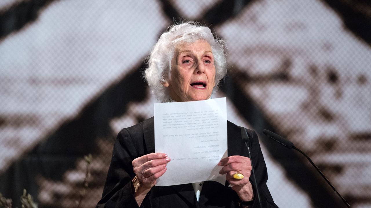 Eva Pusztai-Fahidi spricht am 26.1.2015 bei der zentralen Auftaktveranstaltung des weltweiten Gedenkens zum 70. Jahrestag der Befreiung des Konzentrationslagers Auschwitz in Berlin.