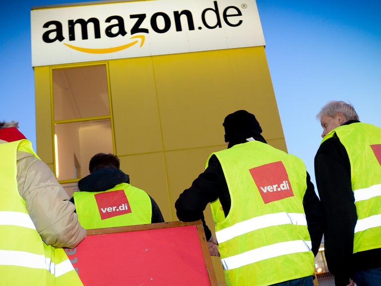 Streikende vor einer Betriebsstätte von Amazon in Leipzig am 8. Dezember 2014