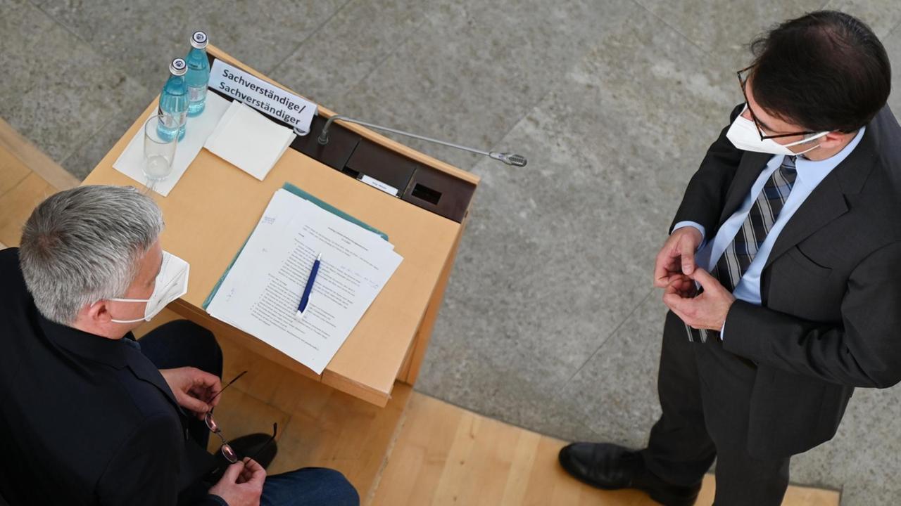 Christian Heinz (CDU, r), Vorsitzender im Lübcke-Untersuchungsausschuss im hessischen Landtag, unterhält sich vor Sitzungsbeginn mit dem Sachverständigen, dem Journalisten Joachim Tornau aus Kassel. Bei der ersten öffentlichen Ausschusssitzung zum Mordfall Lübcke und möglichen Behördenpannen sollen vier Experten zur nordhessischen Neonaziszene gehört werden. Der Kasseler Regierungspräsident war 2019 getötet worden. Christian Heinz (CDU, r), Vorsitzender im Lübcke-Untersuchungsausschuss im hessischen Landtag, unterhält sich vor Sitzungsbeginn mit dem Sachverständigen, dem Journalisten Joachim Tornau aus Kassel. Bei der ersten öffentlichen Ausschusssitzung zum Mordfall Lübcke und möglichen Behördenpannen sollen vier Experten zur nordhessischen Neonaziszene gehört werden. Der Kasseler Regierungspräsident war 2019 getötet worden.