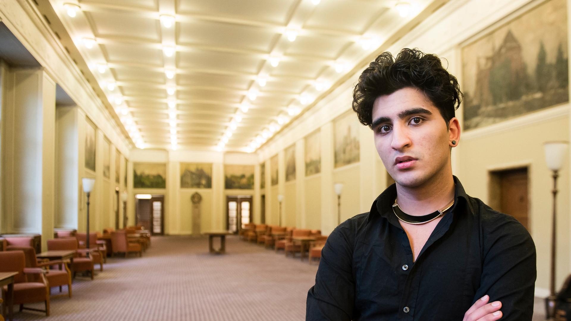 Nasser El-Ahmad ist homosexuell und wurde deshalb lange Zeit von seiner Familie entführt und bedroht. Nasser El-Ahmad ist homosexuell und wurde deshalb lange Zeit von seiner Familie entführt und bedroht.