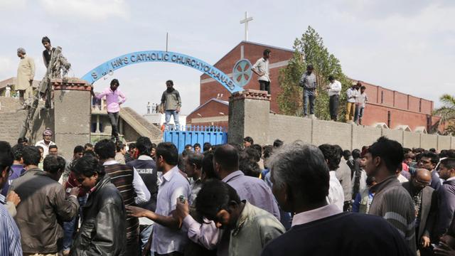 Menschen versammeln sich vor einer der Kirchen in Pakistan, auf die ein Anschlag verübt wurde.