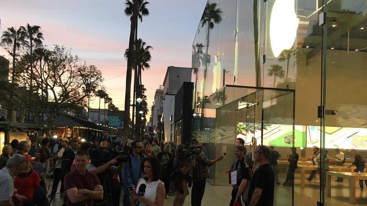 Presseleute vor einem Apple-Laden in Los Angeles. Hintergrund ist die Forderung des FBI an Apple, den Zugriff auf das iPhone des San-Bernardino-Attentäters zu ermöglichen.