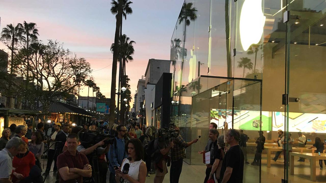 Presseleute vor einem Apple-Laden in Los Angeles. Hintergrund ist die Forderung des FBI an Apple, den Zugriff auf das iPhone des San-Bernardino-Attentäters zu ermöglichen. Presseleute vor einem Apple-Laden in Los Angeles. Hintergrund ist die Forderung des FBI an Apple, den Zugriff auf das iPhone des San-Bernardino-Attentäters zu ermöglichen.