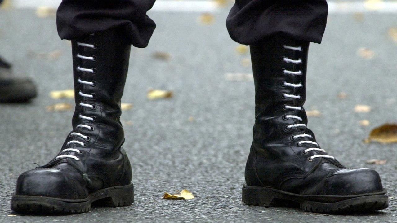 Springerstiefel des Teilnehmers einer Demonstration der rechten Szene Springerstiefel des Teilnehmers einer Demonstration der rechten Szene