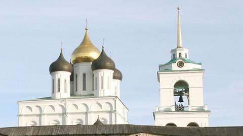 Der Kreml und die Dreifaltigkeitskathedrale in Pskow in Nordwestrussland.