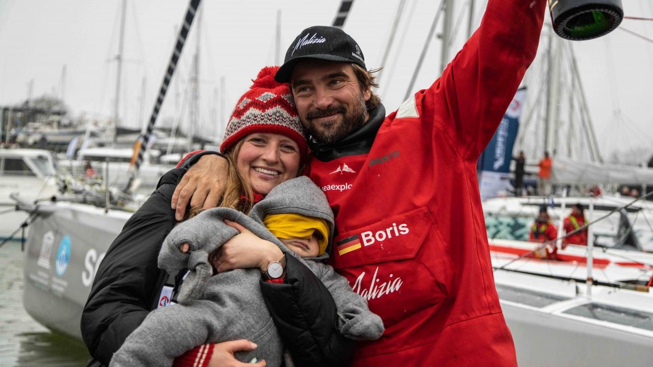 Boris Herrmann umarmt seine Frau und seine Tochter nach seiner Rückkehr. Boris Herrmann umarmt seine Frau und seine Tochter nach seiner Rückkehr.