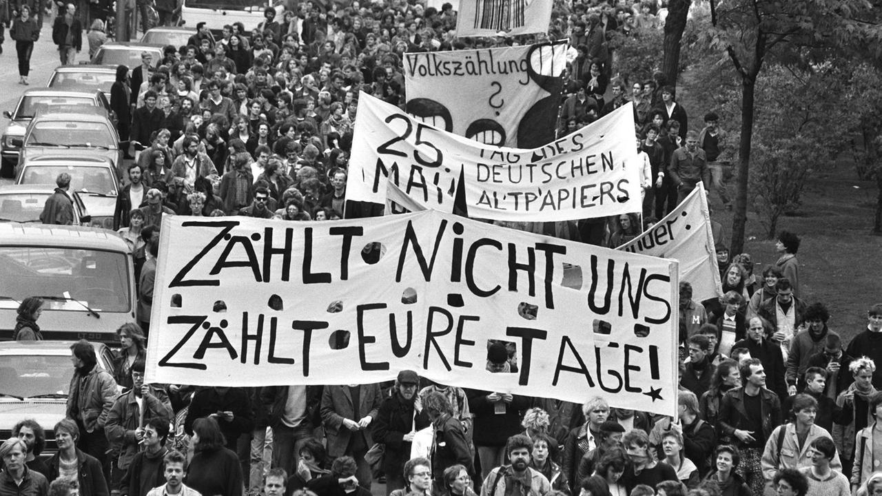 Mehrere tausend Gegner der Volkszählung beteiligen sich am 16. Mai 1987 in Berlin an einer Demonstration gegen die statistischen Erhebungen. 