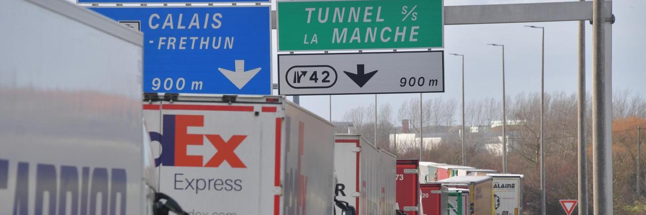 Lastwagen stauen sich auf der französischen Autobahn A16 in Richtung Calais kurz vor dem Ärmelkanal-Tunnel