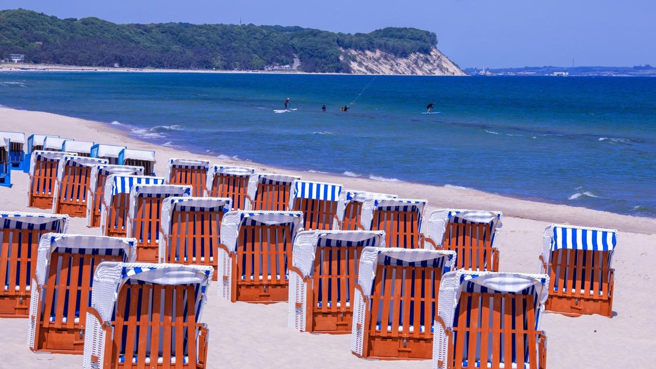 Mecklenburg-Vorpommern, Göhren: Leere Strandkörbe stehen mit dem vorgeschriebenem Sicherheitsabstand am Strand von Göhren auf der Insel Rügen. Mecklenburg-Vorpommern, Göhren: Leere Strandkörbe stehen mit dem vorgeschriebenem Sicherheitsabstand am Strand von Göhren auf der Insel Rügen.