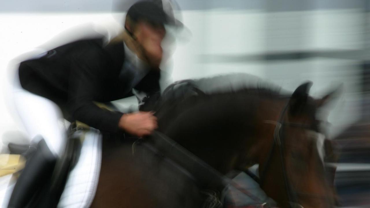 Reiter und Pferd in Aktion beim Springreiten. Reiter und Pferd in Aktion beim Springreiten.