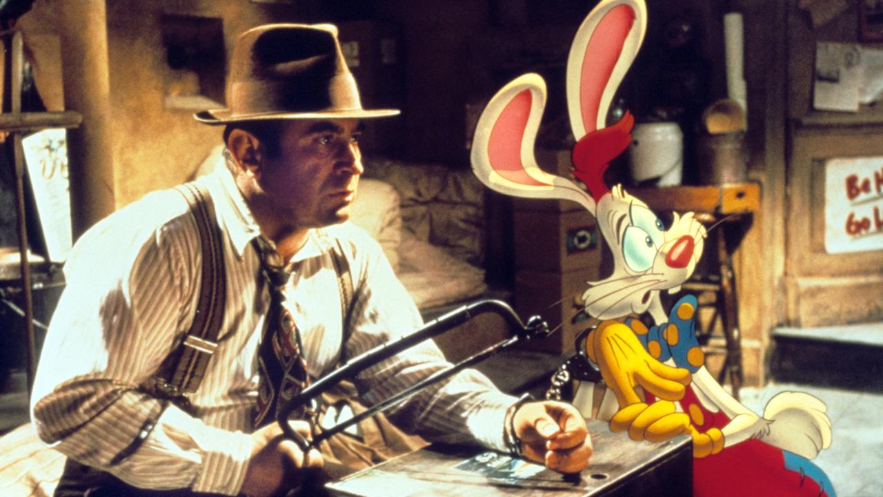 Der Schauspieler Bob Hoskins in einer Szene mit Roger Rabbit: Hoskins und der Hase sind mit Handschellen verbunden, die Hoskins mit einer Säge zerteilen will.
