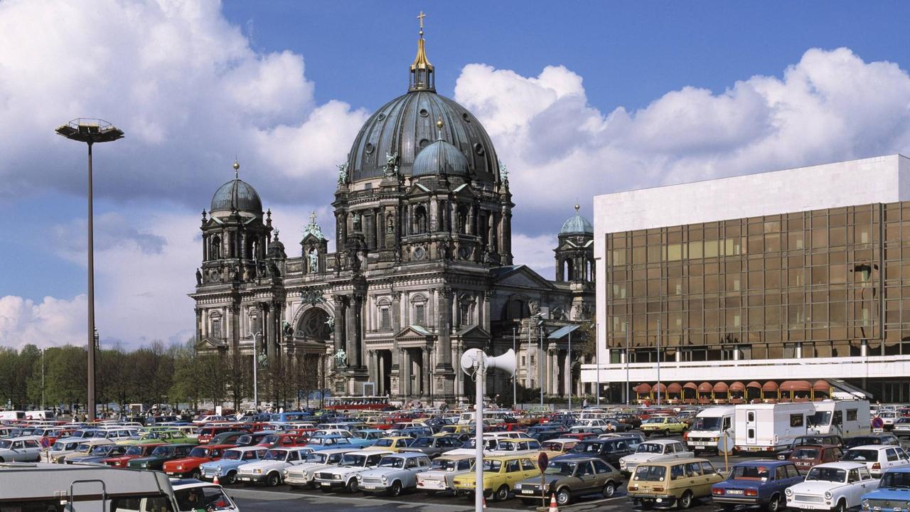 Der Berliner Dom, rechts davon der Palast der Republik, im Jahr 1990.