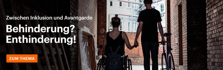Eine Frau sitzt im Rollstuhl und hält die Hand eines neben ihr gehenden Mannes, der sein Fahrrad mit der anderen Hand schiebt, fest Eine Frau sitzt im Rollstuhl und hält die Hand eines neben ihr gehenden Mannes, der sein Fahrrad mit der anderen Hand schiebt, fest