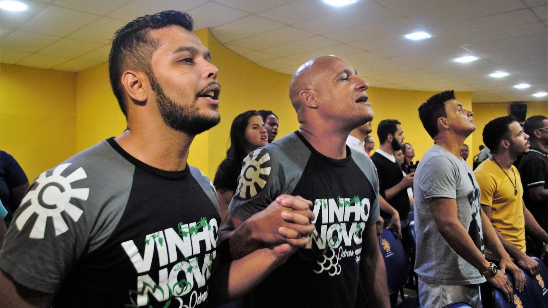 Zum Gottesdienst in der Igreja Crista Contemporanea in Rio de Janeiro sind rund 200 Gläubige gekommen, die gemeinsam singen und beten. Zum Gottesdienst in der Igreja Crista Contemporanea in Rio de Janeiro sind rund 200 Gläubige gekommen, die gemeinsam singen und beten.